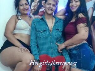 Hot_girls_threesome_x